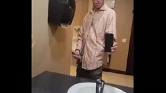 Jouer Le spectacle solo dangereux de John Holmes Jr dans la salle de bain : une extravagance de grosse bite