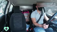 Jouer Une ado mignonne se masturbe dans Uber Ride, ignorant la caméra cachée