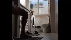 Jouer Masturbation laiteuse : un garçon amateur chaud devient coquin dans la salle de bain