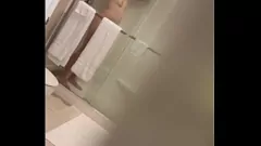 Jouer Espionner Heather sous la douche : seins recouverts de sperme et action avec un anneau pénien