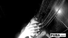 Jouer Masturbation sous la douche torride avec la star du porno brune Jezebelle Bond
