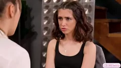 Redare Lesbienii brunete ies la toate: pumnul, linsul de păsărică și tribbingul
