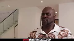 Redare Micuță blondă Khloe Kingsley dominată de BBC într-o întâlnire interracială intensă
