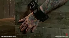 Redare Sesiune hardcore de temniță lesbiană: Claire Adams tatuată în sclavie BDSM dur și fantezie cu bătaie
