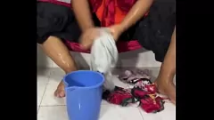 Reproduzir Molhado e selvagem: sessão de masturbação do chuveiro do banheiro de garotas fofas