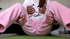 Redare Stemsister asiatic, în vârstă de 18 ani, cu țâțe mici în pijamale se ude și excitat-adevărat porno amator amator