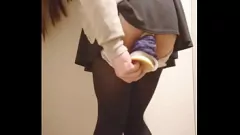 Abspielen Asian Babe Janelee95s öffentlicher Dildo-Masturbation in Strümpfen und hohen Heellen
