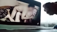 Jouer Cumming mentre guardi video privati: l'avventura anale di Stepdad con la figliastra per adolescenti