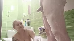 Jouer Blonde sinueuse avec des seins naturels massifs nettoie et secoue une bite dure rocheuse dans le bain
