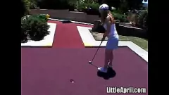 Redare Petite Blonde Teen „Little April” se plăceți în aer liber în aer liber