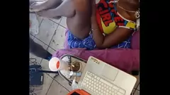 Oynat Kenya Milf'in Batı Afrika'daki ilk Gloryhole deneyimi