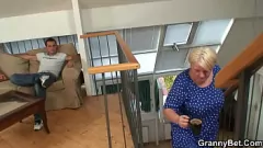 Afspelen Rijpe blonde oma wordt in werkelijkheid hard van achteren