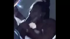 Afspelen Ebony MILF geeft een onvergetelijke pijpbeurt: met cum-gevulde Deepthroat-ervaring