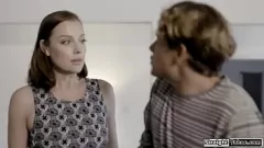 Jouer Brunette Milf Sovereign Syre dà un intenso pompino profondo in un incontro sessuale ruvido