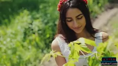Reproducir La sensual striptease en solitario de Cira Nerri y la exploración de coño afeitado con fresas