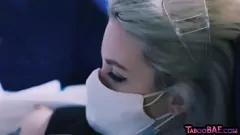 Oynat Covid 19 Karantina: Maskeli Çift, Footjob ve Hardcore Sex ile Kinky alır