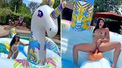 Jouer La foschia di Harley procace si bagna e si bagna con dildo su unicorno gonfiabile