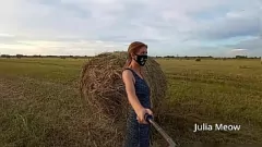 Reproducir Juli Smith Meow se pone traviesa al aire libre con exhibicionismo en público y exhibicionismo de coño
