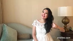 Reproduzir Momentos íntimos de Ameliya: dedilhando sua buceta raspada e explorando o prazer anal