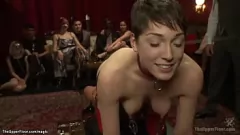 Jouer Soirée BDSM extrême : esclaves anulingus et baise anale brutale avec Lily Labeau et Savannah Fox