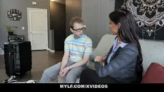 Reproduzir Sofie Marie como uma GILF gostosa curtindo um fim de semana tabu com o enteado Alex Jett: Big Dick Bareback Boquete e sexo POV