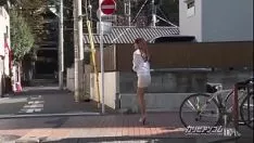 Reproduzir 素人男性とセックス生中継 本多なるみ