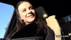 Jouer Sweetness adolescent suce ins sashay en pov et se fait chevaucher la chatte brûlante