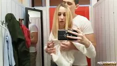 Reproducir Población extrema decidida a follar en el alijo awa
