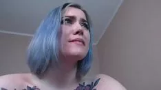 Abspielen Wertvolle Jugendliche fickt ihre nasse Katze mit einem großen Dildo vor der Webcam