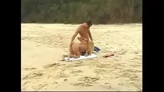 Reproducir Glis glisinha rabuda linda e gostosa gerestoreo e gozando dando a bucetinha e o cusinho bem gostoso na praia