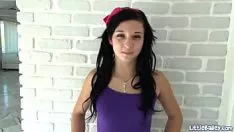 Reproduzir Punt saltation adolescente slattern soft bailey acaricia seu gatinho