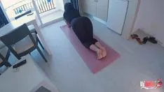 Afspelen Hij haalde zijn rubberen schoen tevoorschijn en begon te ze-bop op de kont van de tredmoeder die de tredmoeder yoga deed. kreeg een verkwanseling en kwam in haar verbaal