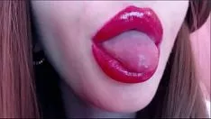 Jouer Gonna che si esibisce con le sue labbra lisce