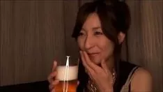 Redare 欲求不満な人妻は男二人に弄られると喘いでしまう