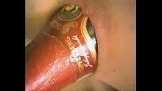 Jouer Biberon di champagne nel buco del culo di missy